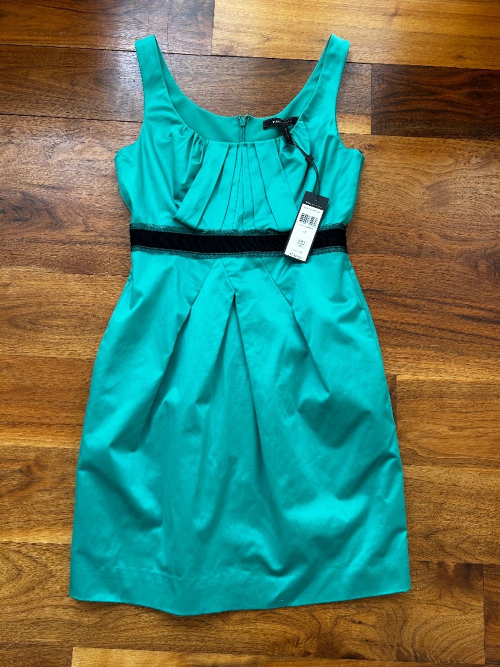 Never Worn emerald bcbg dress